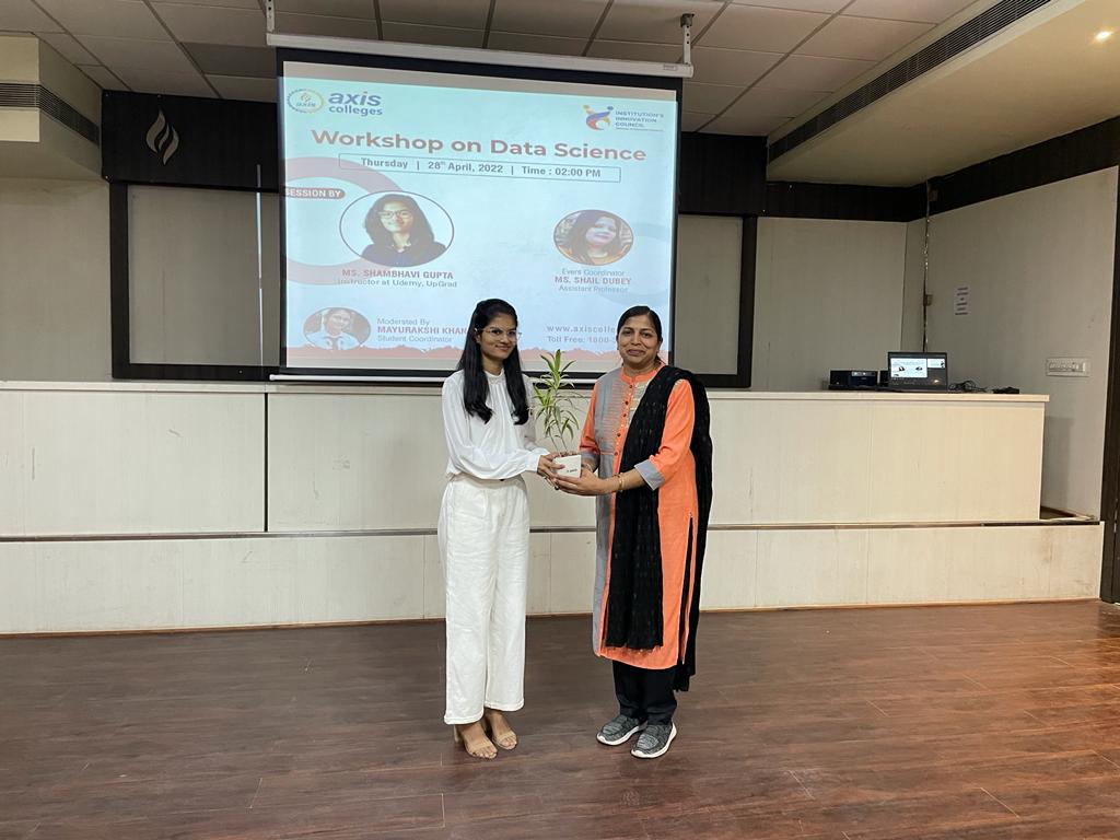 Dr. Shubha Jain, HOD CSE of Axis College presenting souvenir as a token of appreciation to Ms. Shambhavi Gupta.